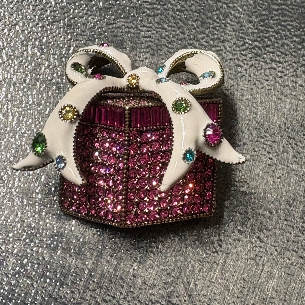Vintage HEIDI DAUS GLAMOROUS GIFT Elegant Pink Crystal Gift Box Brooch